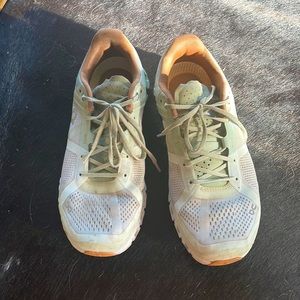 ON Cloud cloudtec running shoes size 8 US, 39 Euro green and white